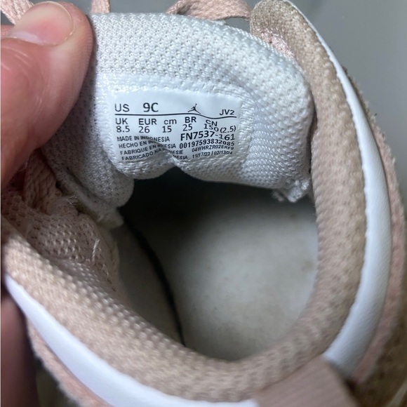 Kid's Air Jordan Jordan 1 Mid SE
Girls size 9c - Picture 7 of 7